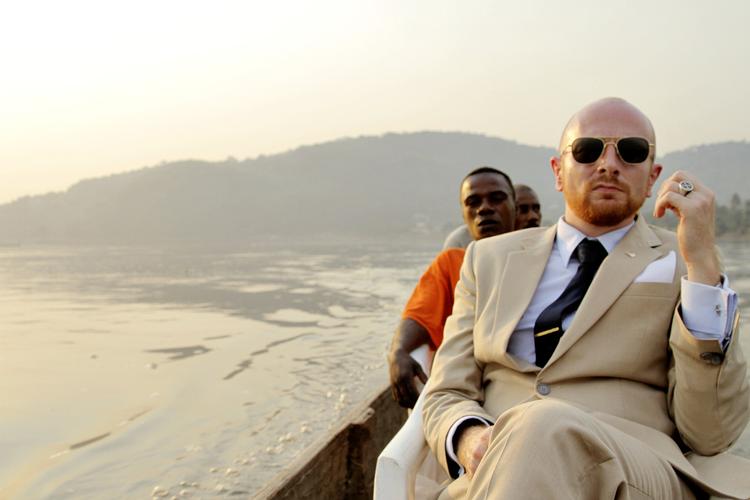 selvfed. Selv om Mads Brügger rejser ned på den anden side af Jorden, interesserer han sig ikke for alvor for  de mennesker, han møder. 