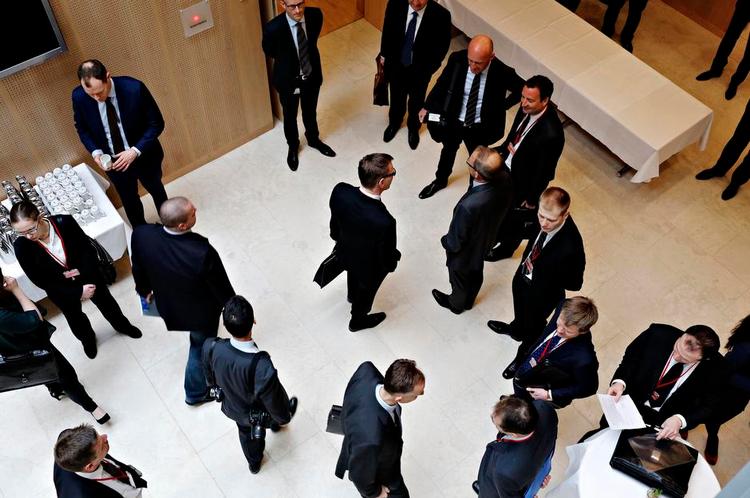 ejerskifte. Da en ekstraordinær generalforsamling i Dong åbnede for, at Goldman Sachs kom ind i ejerkredsen, kritiserede blandt andre tidligere statsminister Poul Nyrup Rasmussen kapitalfondenes stil og mål. Det ry vil fondene rette op på. 