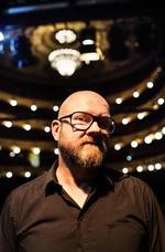 Jahatten på. »Jeg ser da dårlige ting. På den anden side ved jeg efterhånden så meget om teater, at jeg altid kan finde noget, der er interessant. Jeg tager altid noget med hjem«, siger Knud Overgaard Pedersen, som siden sæsonen 2012/2013 har set mere end 100 forestillinger om året. 