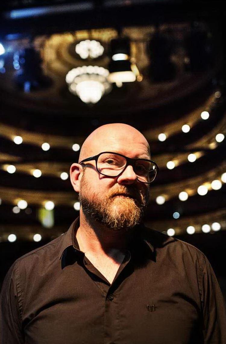 Jahatten på. »Jeg ser da dårlige ting. På den anden side ved jeg efterhånden så meget om teater, at jeg altid kan finde noget, der er interessant. Jeg tager altid noget med hjem«, siger Knud Overgaard Pedersen, som siden sæsonen 2012/2013 har set mere end 100 forestillinger om året. 