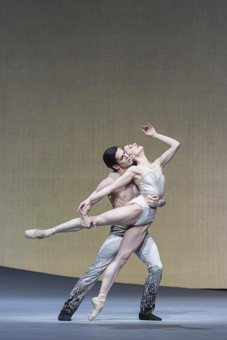 Evighedsøjeblik. Med indtrængende intensitet danser Marianela Nunez og Federico Bonelli en pas de deux fra Christopher Wheeldons prisbelønnede 'Aeternum'. 