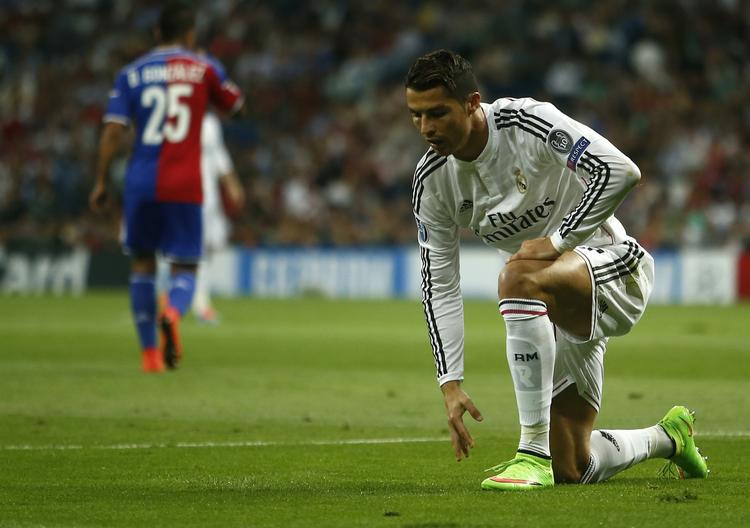 5-1. Cristiano Ronaldo tager sig en puster i Real Madrids kamp mod Basel. 