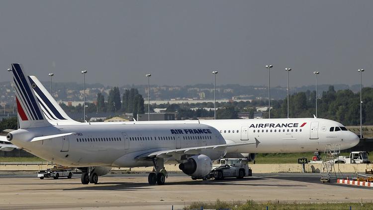 Stop. Air France er hårdt ramt af pilotstrejken, der tvinger mindst halvdelen af dets afgange til at blive aflyst. Det koster selskabet op mod 100 mio. kroner dagligt. 