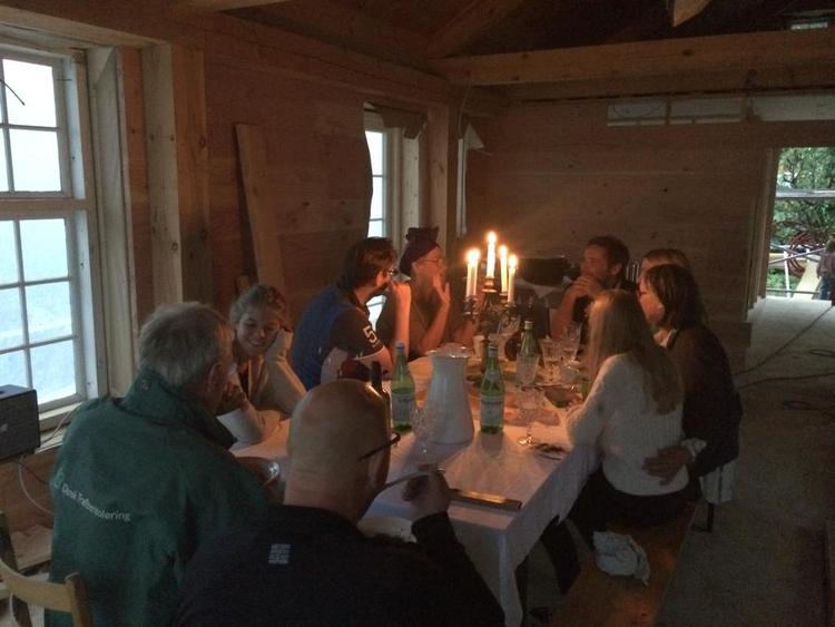 søndagsmiddag. I denne uge dannede det ufærdige hus med ny ruminddelinger ramme om den første af forhåbentlig mange søndagsmiddage. Vi har også pustet blød og lækker dansk træfiberisolering ind i huset med en Georg Gearløs-støvsugerslange. Modellen af det 'nye nordiske byggeri' er fra Erik Juul Arkitekter. 