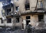 Våbenhvile. Brandvæsnet arbejder i dag i Donetsk, hvor et granatnedslag har efterladt en beboelsesblok skadet. Forsvaret har trods våbenhvile  fået ordre til at holde sig klar. 
