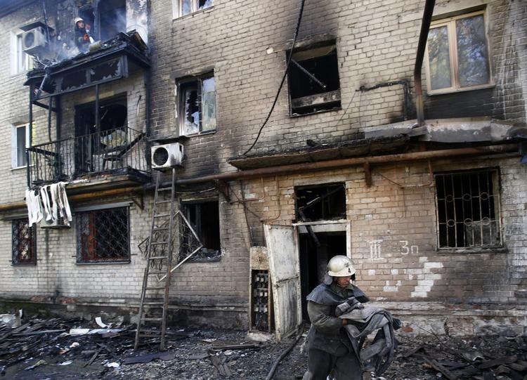 Våbenhvile. Brandvæsnet arbejder i dag i Donetsk, hvor et granatnedslag har efterladt en beboelsesblok skadet. Forsvaret har trods våbenhvile  fået ordre til at holde sig klar. 