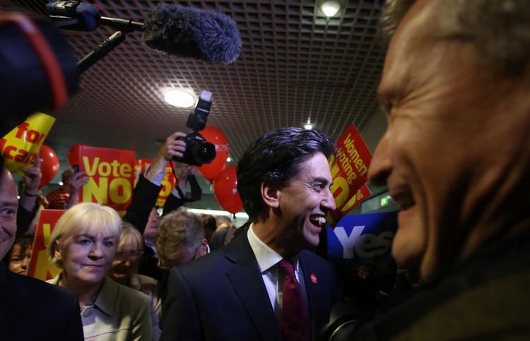 Afstemning. Den britiske oppositionsleder, Ed Milliband, blev i går råbt ud af et indkøbscenter i  Edinburgh, da han forsøgte at føre kampagne for et nej til skotsk løsrivelse. 