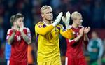 klar. Kasper Schmeichel takker tilskuerne for støtten efter Danmarks landskamp mod Armenien. 