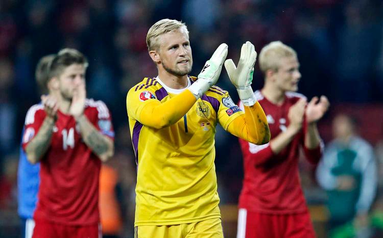 klar. Kasper Schmeichel takker tilskuerne for støtten efter Danmarks landskamp mod Armenien. 
