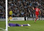 nemt. Bayern Münchens Arjen Robben (th) har overlistet den engelske landsholdsmålmand, Joe Hart, som dagen derpå må lægge ryg til massiv kritik i de engelske aviser. 