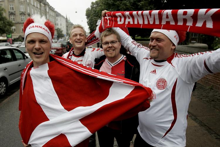 interesse. Danske fans på vej til et af de efterhånden mange møder mellem Danmark og Portugal. 