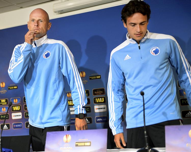taktik. Ståle Solbakken (tv) og anfører Thomas Delaney til pressemøde før kampen i Parken mod Helsinki. 