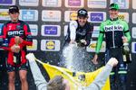 PODIET. Med tre belgiere som konkurrenter vandt Fabian Cancellara spurten om sejren i Flandern Rundt foran Greg Van Avermaet (tv.) og  Sep Vanmarcke (th.). 