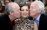 Kys. Jean-Pierre Dardenne (th.) og Luc Dardenne poserer med filmens stjerne, Marion Cotillard, under årets filmfestival i Cannes. 