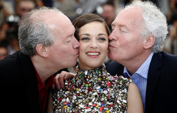 Kys. Jean-Pierre Dardenne (th.) og Luc Dardenne poserer med filmens stjerne, Marion Cotillard, under årets filmfestival i Cannes. 