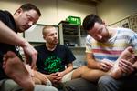 Mangelvare. For fremtiden er der behov for flere som disse 3.-semesters medicinstuderende ved Københavns Universitet, der er i gang med klinisk anatomi om fødderne. 