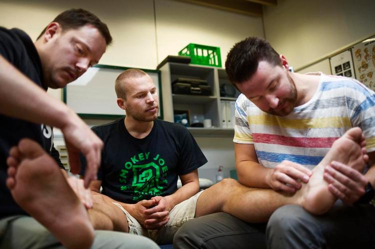 Mangelvare. For fremtiden er der behov for flere som disse 3.-semesters medicinstuderende ved Københavns Universitet, der er i gang med klinisk anatomi om fødderne. 