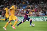 1-0. Lionel Messi (th) i fuldt løb mod APOEL-forsvaret. Argentineren lagde op til det eneste mål i kampen. 