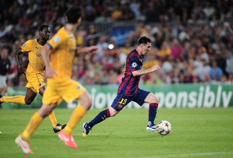 1-0. Lionel Messi (th) i fuldt løb mod APOEL-forsvaret. Argentineren lagde op til det eneste mål i kampen. 