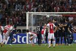 1-1. Lasse Schöne (tv) ser sit skud ryge i det franske mål i kampen mellem Ajax og PSG. 