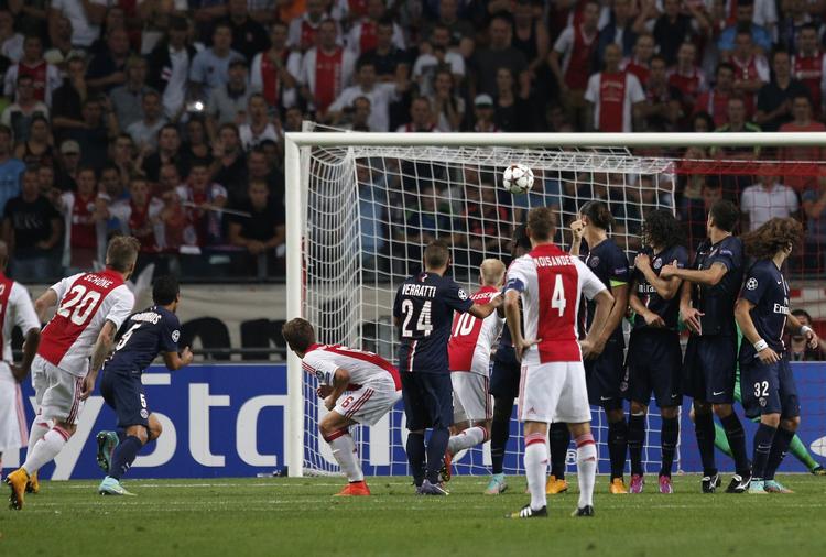 1-1. Lasse Schöne (tv) ser sit skud ryge i det franske mål i kampen mellem Ajax og PSG. 