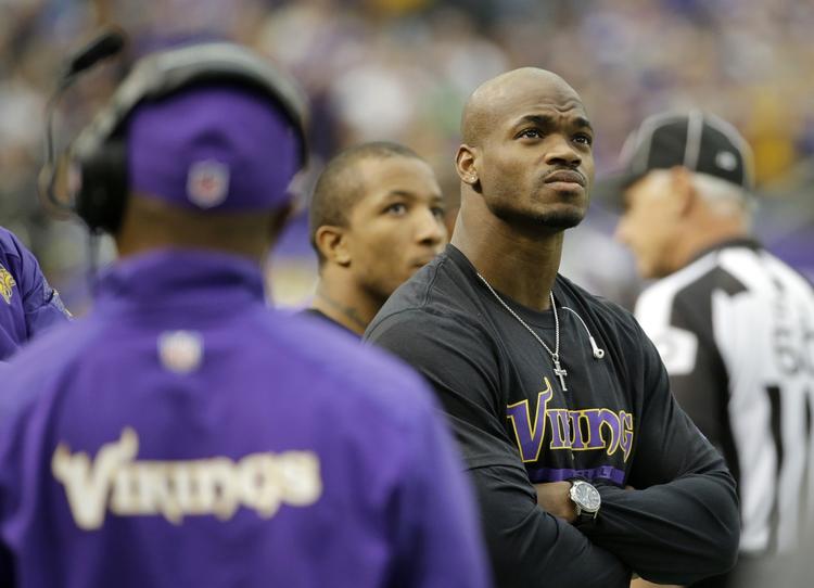 ANKLAGET. Mens Adrian Peterson er under anklage, er han suspenderet af Minnesota Vikings. 
