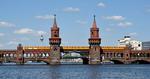 UDSIGT. Den ældste U-bahnlinje, U1,  er udgangspunkt for en af de fineste ture med U-bahnen, fordi den kører over den smukke Oberbaumbrücke med udsigt til floden Spree og fjernsynstårnet. 