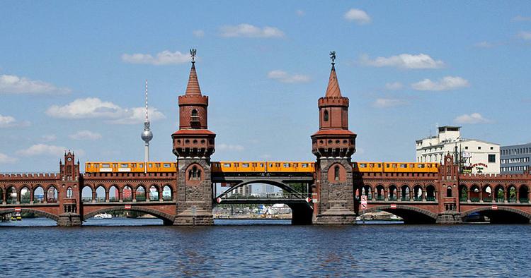 UDSIGT. Den ældste U-bahnlinje, U1,  er udgangspunkt for en af de fineste ture med U-bahnen, fordi den kører over den smukke Oberbaumbrücke med udsigt til floden Spree og fjernsynstårnet. 