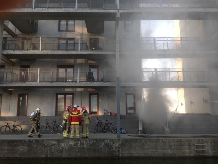 RØG. Det er her på Tom Kristensens Vej i København S, hvor der kommer røg op fra en kælder. 