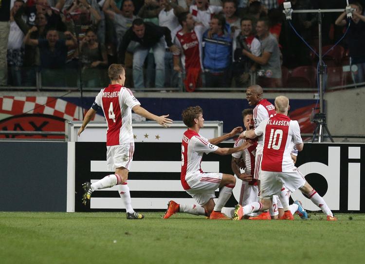 1-1. Med et mål direkte på frispark sikrede Lasse Schöne Ajax et point mod Paris SG. 