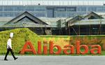 ALIBABA. En kok passerer hovedkvarteret for verdens største it-koncern i den kinesiske by, Hangzhou, hvor en holdbar businessstruktur koger i gryderne. 