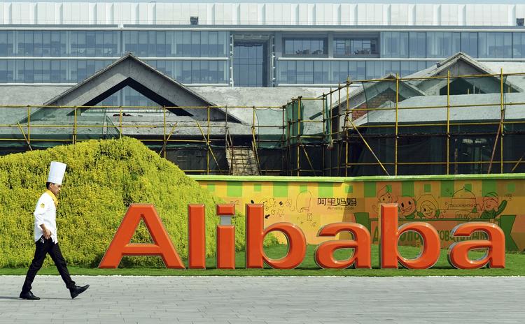 ALIBABA. En kok passerer hovedkvarteret for verdens største it-koncern i den kinesiske by, Hangzhou, hvor en holdbar businessstruktur koger i gryderne. 