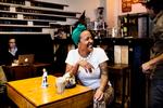 Cafe-hygge. Barbara Moleko kalder Harbo Bar en ”base away from home”. Hun elsker at komme der og kigge på mennesker, mens hun nyder en soja-latte, en af de veganske kager eller det hjemmebagte franskbrød. I det hele taget siger hun om området i Blågårdsgade: hvis man har en dag, hvor man ikke skal føle sig alene, skal man bare sætte sig herned. 
