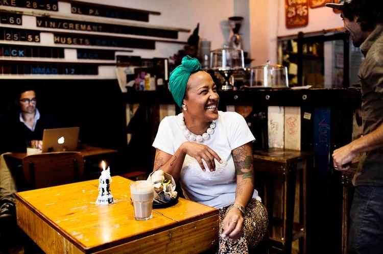 Cafe-hygge. Barbara Moleko kalder Harbo Bar en ”base away from home”. Hun elsker at komme der og kigge på mennesker, mens hun nyder en soja-latte, en af de veganske kager eller det hjemmebagte franskbrød. I det hele taget siger hun om området i Blågårdsgade: hvis man har en dag, hvor man ikke skal føle sig alene, skal man bare sætte sig herned. 