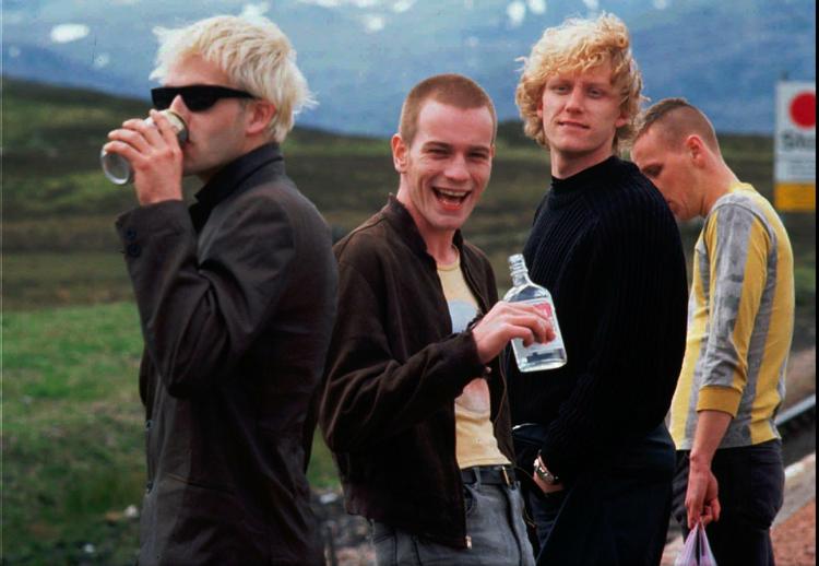 Sus. I 1986 gav Danny Boyle et syret og absurd generationsportræt af Skotlands misbrugende unge i filmen 'Trainspotting'. Det betød et gennembrud for skuespilleren Ewan McGregor (i midten). 