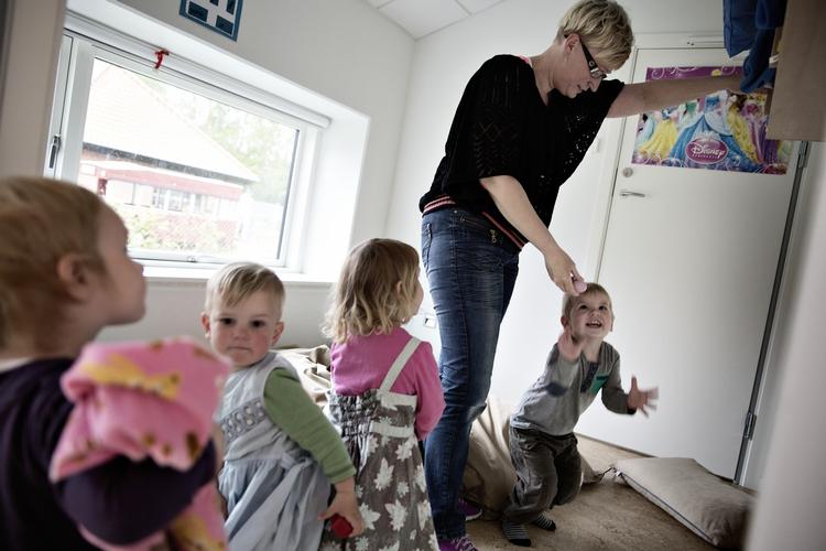 BØRNEPASNING. De røde partier er vilde for at komme med forbedringer på børneområddet, men kommunerne er godt trætte af indblandingen i deres budgetter. 