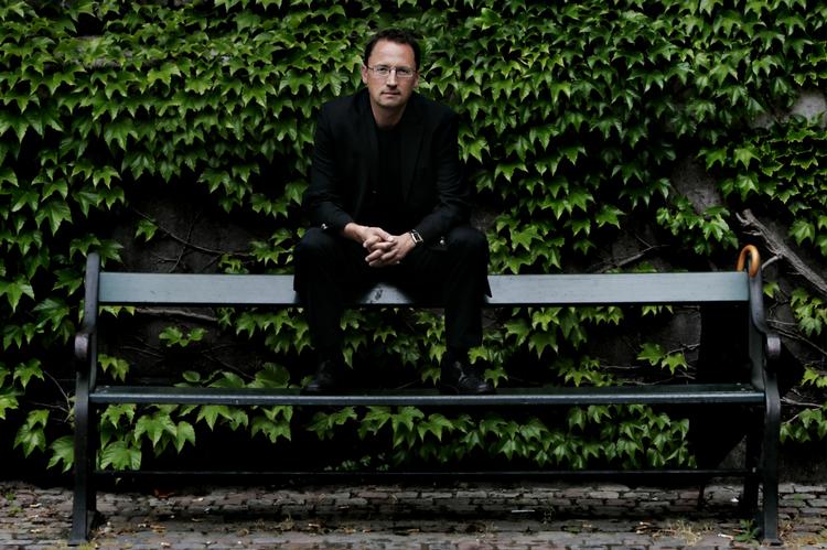 Ernesto. Bogens titel er en klar reference til Ernesto 'Che' Guevara, der blev skændet ved at få hugget sine hænder af efter sin død. 