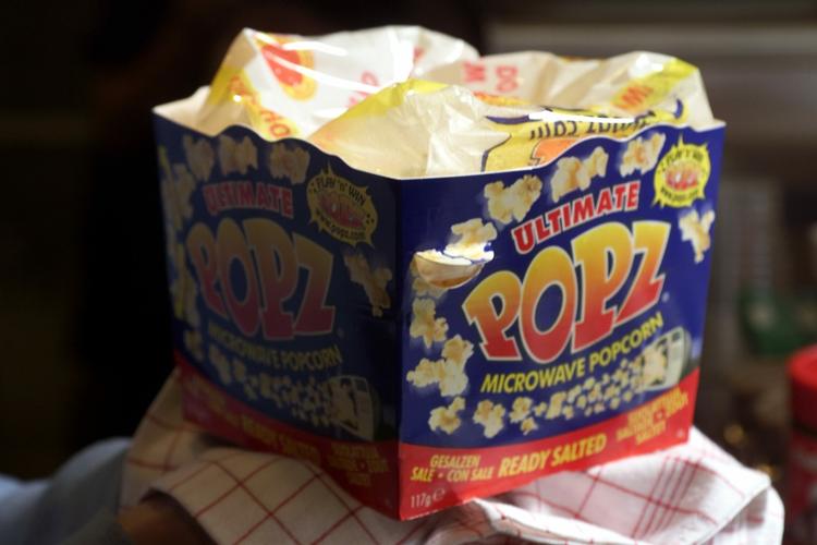 udenlandsk. Mange danskproducerede mademballager er nu uden flourstoffer, men fx popcorn til mikrobølgeovn kommer stadig i udenlandske poser med flourede materialer. 