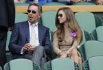 Jobskifte. Verdens femterigeste mand, Larry Ellison, med sin ledsager Nikita Kahn til Wimbledon-tennis. Nu bliver der mere tid til adspredelse, da Ellison efter mange år trækker sig fra direktørposten i Oracle. 