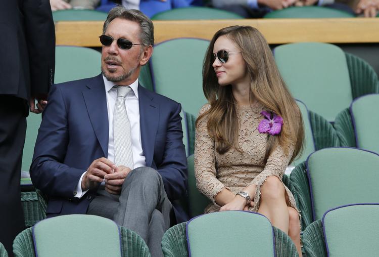 Jobskifte. Verdens femterigeste mand, Larry Ellison, med sin ledsager Nikita Kahn til Wimbledon-tennis. Nu bliver der mere tid til adspredelse, da Ellison efter mange år trækker sig fra direktørposten i Oracle. 