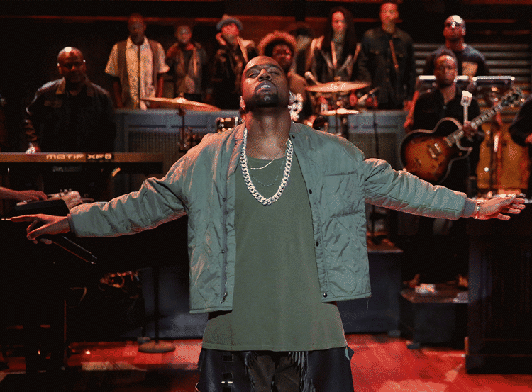 UDSKÆLDT. Kanye West's seneste album hed ganske vist Yeezus, men der var ikke meget frelser over ham, da han ved en koncert bad en kørestolsbruger om at rejse sig op. Det satte nettet i oprør. (Foto: PR/NBC) 