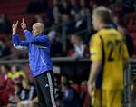 skadesramt. FCK-træner Ståle Solbakken giver taktiske direktiver fra sidelinjen under kampen mod Helsinki. 
