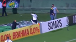 kæmpehul. Joel fra Coritiba prøver at juble med et spring over banden, men ved ikke, hvad der venter ham under banneret på jorden. 
