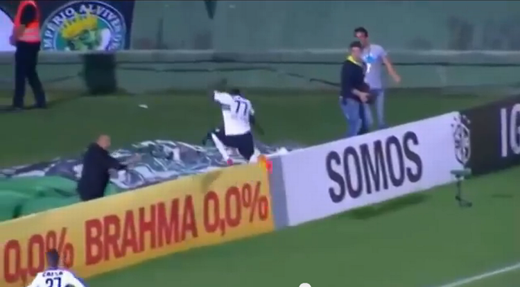 kæmpehul. Joel fra Coritiba prøver at juble med et spring over banden, men ved ikke, hvad der venter ham under banneret på jorden. 
