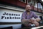 SLUT. Jacob Jensen, der sælger fisk og har en restaurant med fiskebuffet i tilknytning til fiskehandlen,  må ikke længere kalde sin restaurant i Sæby 'Jensens Fiskerestaurant'. Det har Højesteret slået fast. I dag står der ellers 'Jensens Fisk' på facaden, men det var også krænkende, mente den store kæde Jensens Bøfhus. (arkivfoto) 