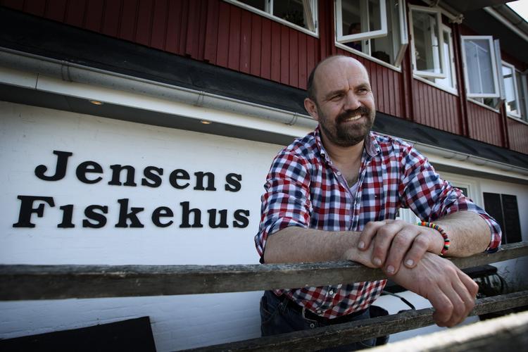 SLUT. Jacob Jensen, der sælger fisk og har en restaurant med fiskebuffet i tilknytning til fiskehandlen,  må ikke længere kalde sin restaurant i Sæby 'Jensens Fiskerestaurant'. Det har Højesteret slået fast. I dag står der ellers 'Jensens Fisk' på facaden, men det var også krænkende, mente den store kæde Jensens Bøfhus. (arkivfoto) 