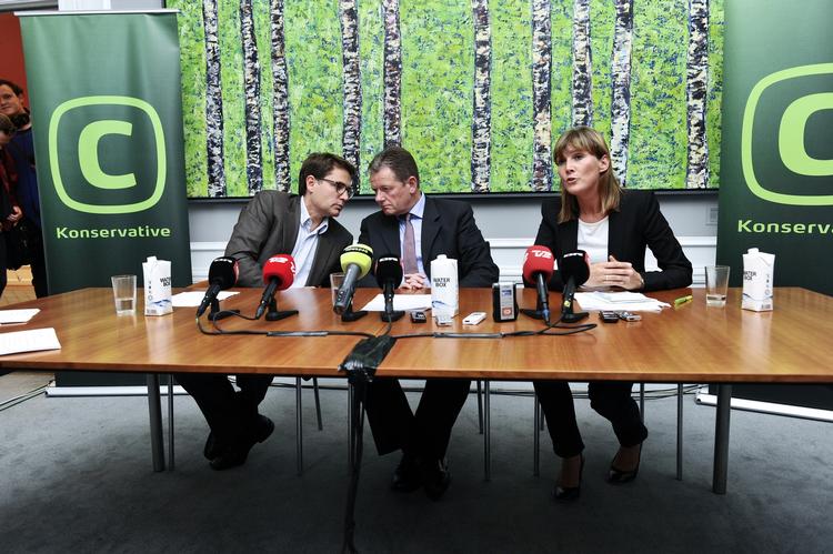 Ambitiøs. Bogen vil fortælle »den moderne historie om Det Konservative Folkeparti«, begyndende med Schlüter-epoken, sluttende med Lars Barfoed. 