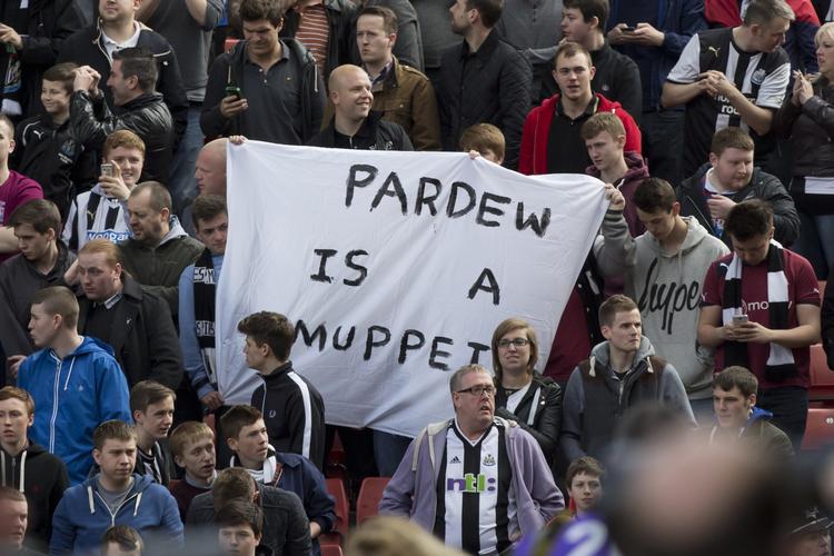 opløsningstendenser. Til weekendens hjemmekamp har Newcastle-fans forberedt en aktion mod ledelsen og omdeling af 15.000 blanketter med opfordring til at fyre træner Alan Pardew. 