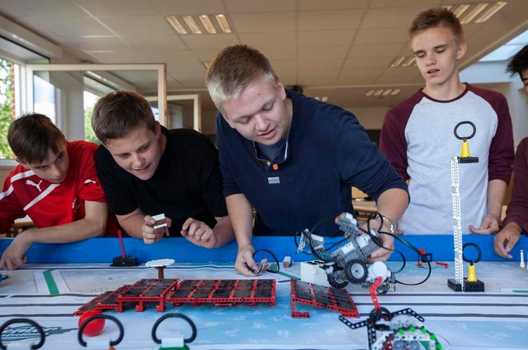 Nysgerrighed. En legorobot skal programmeres, og selv om den ikke helt vil, som Magnus Flink, der har fingrene på den, ønsker, så er de konkrete opgaver med at gøre 'Science', som den naturvidenskabelige linje hedder, sjovt. 