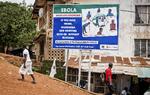 OPLYSNINGSKAMPAGNE. Kvinde passer informationsskilt om ebola i hovedstaden Freetown. 